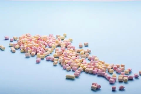 Marshmallows on light blue background with copyspace. Background or texture o Foto stock
