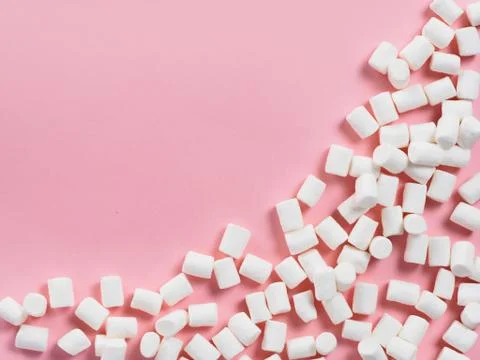 Marshmallows on pink background with copyspace Stock-Fotos
