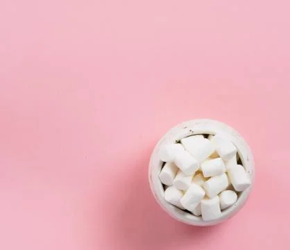 Marshmallows on pink background with copyspace Foto stock