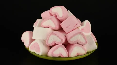 Marshmallows rotate on black background. Stock-Footage 152618895