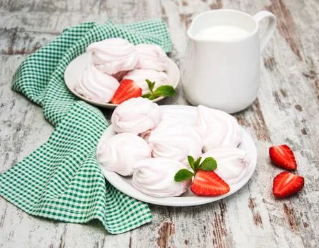 Marshmallows with strawberries Foto stock