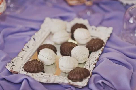 Marshmallows on the table for guests 634. 스톡 사진
