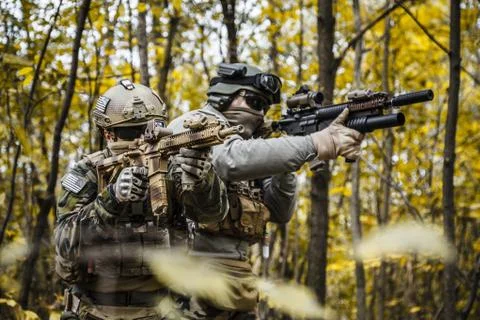 Marsoc raiders aiming weapons Foto stock