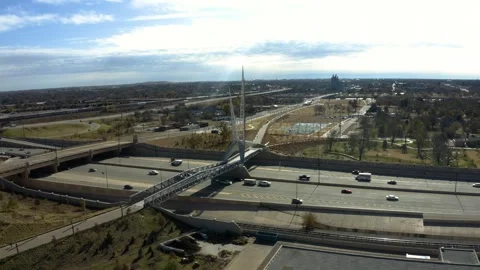 Marvel at the modern elegance of the Skydance Bridge in Oklahoma City, a 스톡 동영상 263061950