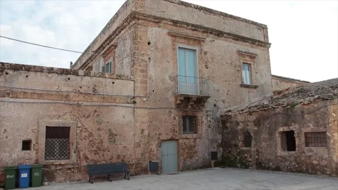 Marzamemi sicily italy empty courtyard tilt up pan right to left on building Vídeo Stock 252153160