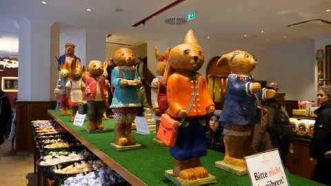 Marzipan Easter bunnys in Niederegger-Cafe - a shop,cafe and museum of marzipan. Vídeo Stock 76232392