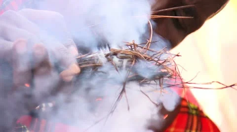 Masai make fire 3 Vídeos de archivo 22240267