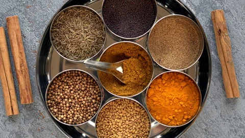 Masala Dabba - typical  Indian spice box. Vídeos de archivo 331204291