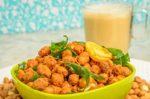 Masala Peanuts with Tea Fotos Stock