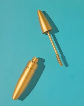 Mascara on a blue background. Flatlay Foto stock