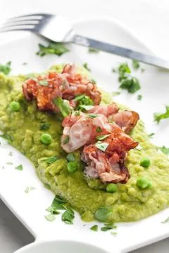 Mashed peas with fried pancetta Foto stock