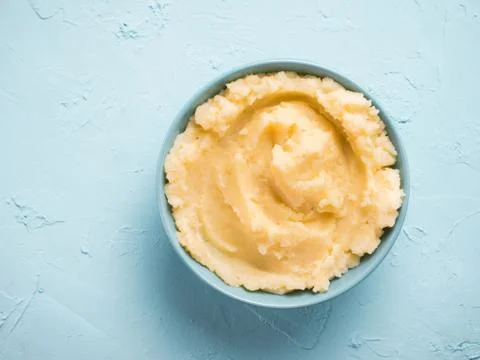 Mashed potatoes on blue concrete background Stockfoto's