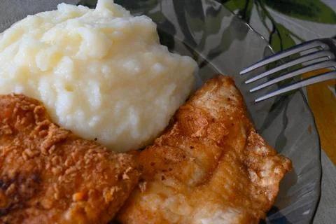 Mashed potatoes with breaded fried meat Stockfoto's