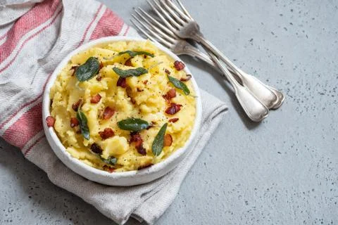 Mashed potatoes with crispy bacon and sage Stock-Fotos