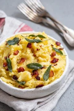 Mashed potatoes with crispy bacon and sage Stock-Fotos