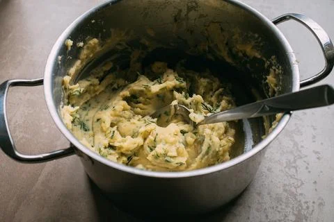 Mashed potatoes with dill in a saucepan. Stuffing for pies and dumplings. Stockfoto's