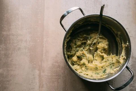 Mashed potatoes with dill in a saucepan. Stuffing for pies and dumplings. Stock-Fotos
