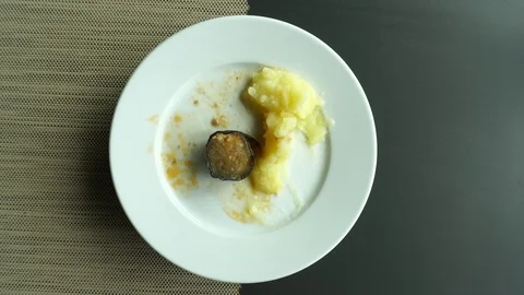 Mashed potatoes, vegetables and meat balls as a useful concept food. The plat Vídeos de archivo 114306467