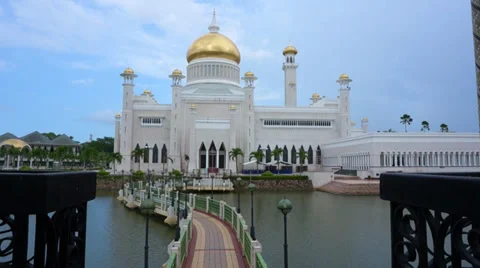 Masjid Sultan Omar Ali Saifuddin Mosque in Bandar Seri Begawan Stock-Footage 32700940