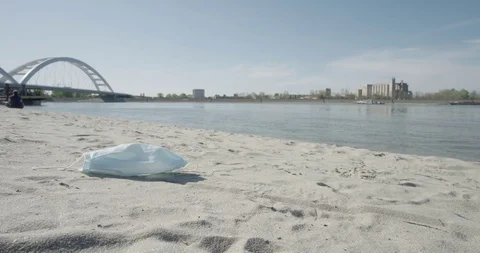 Mask blown away by wind on beach covid 19 pandemic ecology Vídeo Stock 128604484