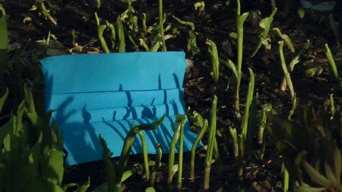 Mask from coronavirus in grass under the sun Vídeo Stock 129031076