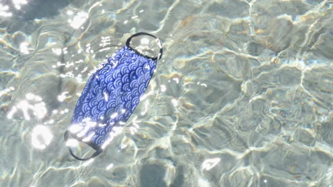 Mask floating on crystal clear water in tropical sea Vídeo Stock 132012194