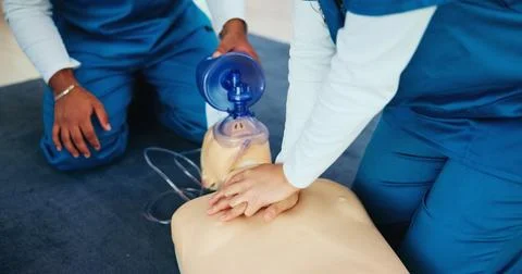 Mask, hands or students learning cpr on mannequin for first aid, cardiac arrest Foto stock