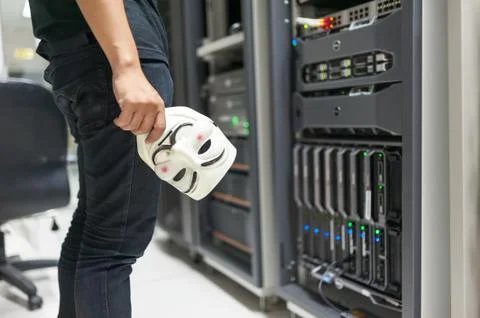 Masked Hacker in Computer Server room Concept Foto stock