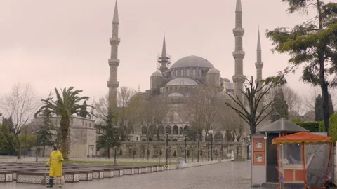 Masked man walking in front of the Blue Mosque during the coronavirus days Vídeo Stock 128561297