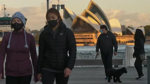 Masked residents exercise in lockdown with Sydney Opera House background 4K Stockbeeldmateriaal 157849010