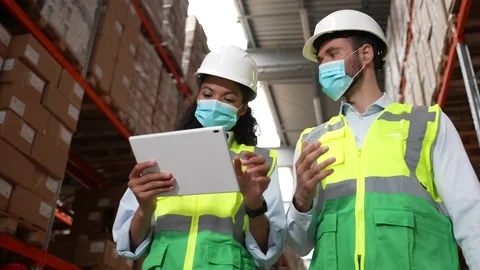 Masked warehouse workers during stocktaking 스톡 동영상 161949549