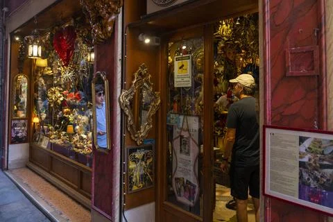Masken des Künstlers Gualtiero Dall Osto in seinem Geschäft Tragicomica in. Stock Photos