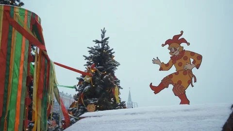Maslenitsa, Moscow. Jester statue. Carnaval. Festival. Evening. mart 05.2019 Stock Footage 104843649