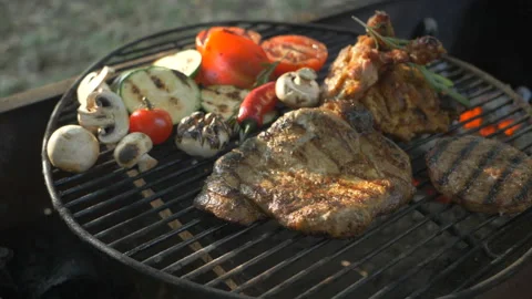 Maso grilled round shape, beef steak, grilled chicken leg, fresh vegetables Video stock 92928227
