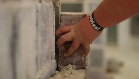 Mason adding bricks to wall Vídeo Stock 10704059