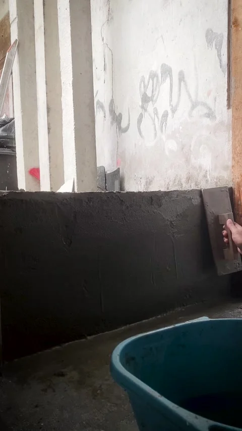 Mason applying cement plaster on brick wall construction Video stock 332567445