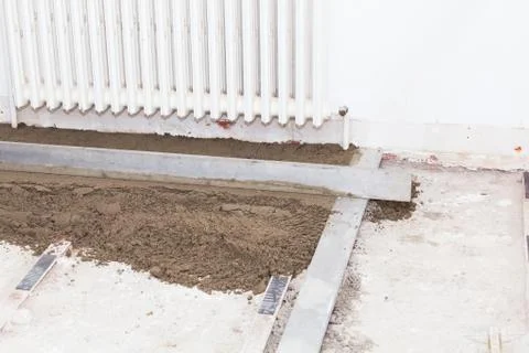 Mason leveling the cement screed Foto stock
