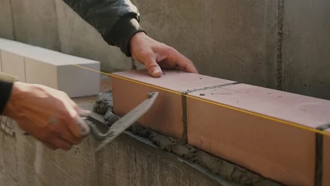 Mason puts bricks into the wall 스톡 동영상 118421817