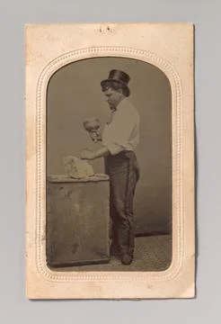 [Mason in Top Hat with Mallet, Chisel, and Piece of Stone] 1870s80s J. R. M.. Illustrazione stock