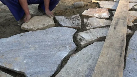 Mason workers making sidewalk pavement with stone blocks Vidéo 97217315
