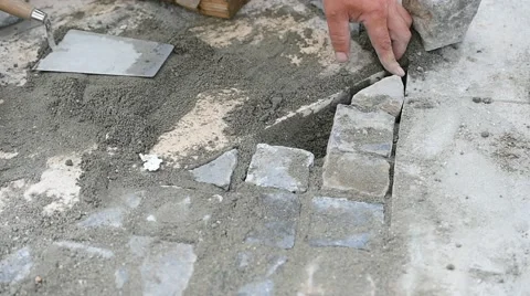 Mason working with cobblestone Vídeo Stock 64184558