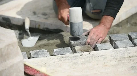 Mason working with cobblestone Vídeo Stock 64191623