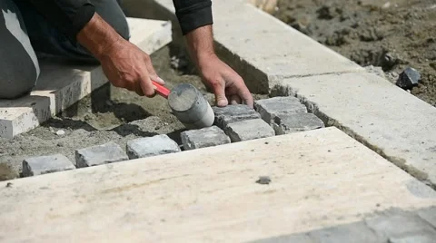 Mason working with cobblestone Vidéo 64191655