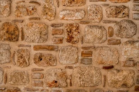 Masonry of natural stone blocks of shell rock of different shapes Foto stock