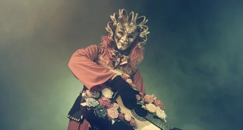 Masquerade. Actor in a Venetian costume playing the guitar. Romantic. Vídeos de archivo 70976972