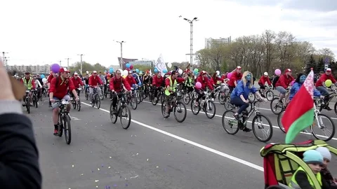 Masquerade on bicycles in Minsk Video stock 80329884