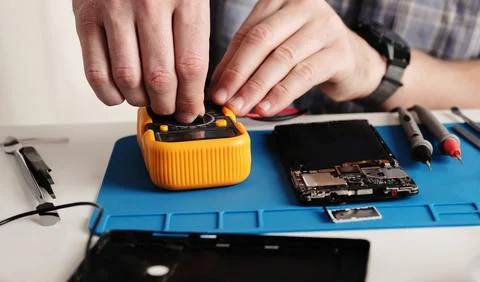 Masrter Cheching Circuit Connection On Microchip Board In Servic 스톡 사진