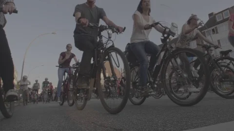 Mass cycling through the city 스톡 동영상 77922253