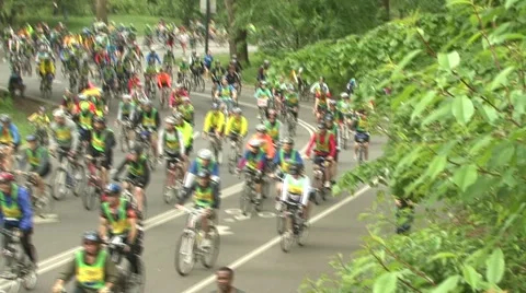 Mass of cyclists in central park Video stock 52327533
