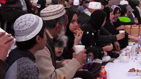 Mass iftar held in Bo Kaap Video stock 134878549